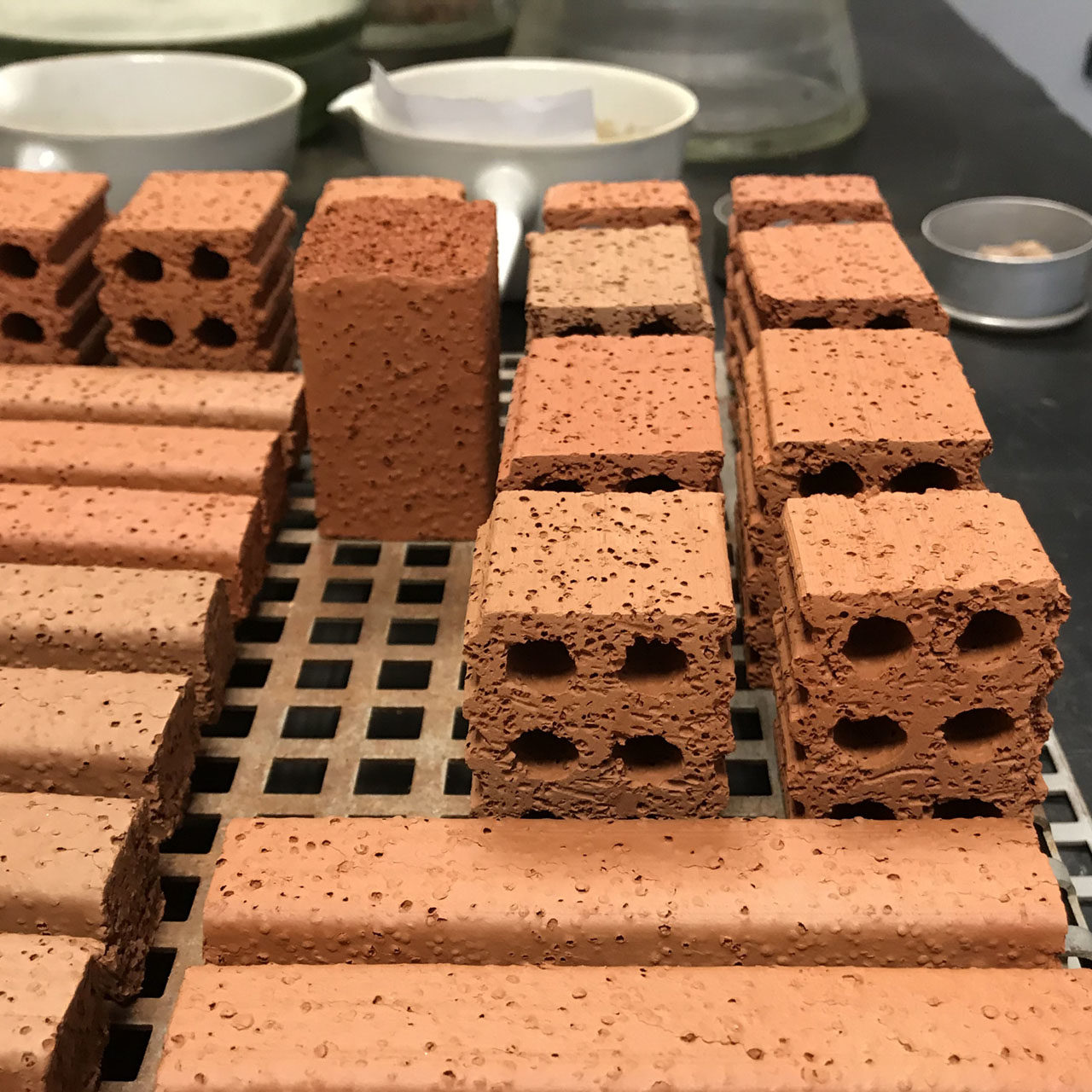 Lightweight products and porosification agents in ceramic mass (2)
